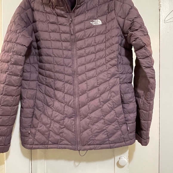 The Northface Women’s Thermoball hoodie quilted jacket purple plumb size XL - Picture 2 of 8